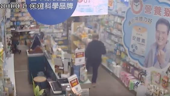 買口罩狂挑款式　下秒男子竟怒踹貨架