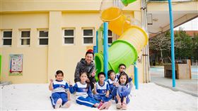 竹市校園新遊具啟用　林智堅陪學童體驗新竹市內湖國小的全新遊具日前完工啟用，設施包括從校舍2樓溜下的高空溜滑梯、攀岩、遊戲城堡等。圖為新竹市長林智堅（後）日前到校與學童一起體驗全新溜滑。（新竹市政府提供）中央社記者魯鋼駿傳真　109年3月8日