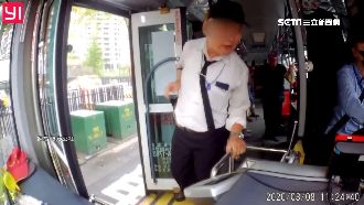 老翁搭公車坐過站　轉身對司機吐口水