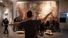 義大利總理孔蒂簽署緊急封城令，估計影響1600萬人，博物館大門緊閉，拉斐爾逝世500週年大展也成了受害者。圖為羅馬奎里納雷宮博物館人員正在籌備拉斐爾逝世500週年大展。（圖／翻攝自facebook.com/ScuderieQuirinale/）
