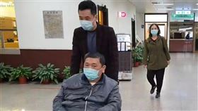 劉邦友血案倖存者鄧文昌  被控貪污案出庭不語在劉邦友血案頭部中彈的唯一倖存者鄧文昌（坐輪椅者），被控議員期間詐領補助款，一審獲判無罪，經上訴，二審高院4日開庭，鄧文昌到庭不說話，鄧文昌的妻子在庭上說，丈夫患有失語症，所以不會講話，也無法用言語溝通。中央社記者劉世怡攝  109年3月9日