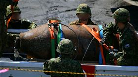 日本大分縣大分市2月發現一枚重達一噸的未爆彈，昨天由陸上自衛隊未爆彈處理隊順利拆除。（圖／翻攝自推特）