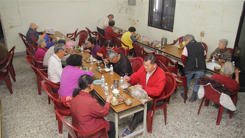 不因疫情影響　嘉義縣老人共食站照辦