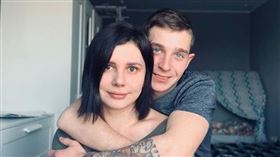 45歲大叔娶嫩妻！半夜聽見怪聲…揭她與20歲繼子不倫戀（圖／翻攝自Marina Balmasheva IG）