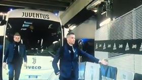 ▲C羅（Cristiano Ronaldo）下了球隊大巴，還與空氣球迷擊掌。（圖／翻攝自推特）
