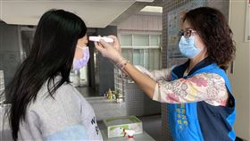 武漢肺炎防疫　南投縣府加強管制措施武漢肺炎疫情延燒，南投縣政府派員在出入口為訪客量測體溫、噴酒精消毒，本週也將加強管制措施，統一在縣府大門口量體溫並登記訪客姓名。中央社記者蕭博陽南投縣攝　109年3月9日