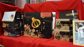 研發黑蒜頭產品  金門大學展成果由於金門金沙鎮大地盛產蒜頭，國立金門大學食品科學系副教授賴盈璋團隊成功研發黑蒜頭及黑蒜頭精，並技術輔導民間廠商量產，頗受好評。中央社記者黃慧敏攝  109年3月9日