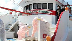 活魚運搬船落實防疫（2）武漢肺炎衝擊產業，負責運載屏東養殖活魚外銷到中港澳的活魚運搬船，仍持續減班運作，縣府嚴格執行防疫，對走私也不鬆懈，衛生單位執行防疫，海巡人員同時執行走私稽查。（屏東縣政府提供）中央社記者郭芷瑄傳真  109年3月9日