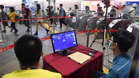 台北捷運體溫監控　發燒者將隔離就醫（1）為加強防疫、杜絕社區感染風險，台北捷運公司1日在台北車站試辦增設「紅外線熱顯像儀」，即時偵測旅客體溫，若發現旅客體溫超過37.5度，將再透過耳溫槍進行複檢，若確認發燒將拒載，並協助就醫。中央社記者林俊耀攝　109年3月1日