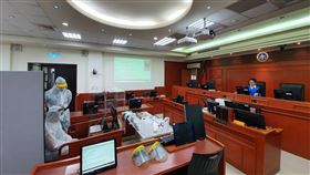 高院防疫模擬演練　法警穿隔離衣押解人犯（1）因應武漢肺炎疫情，高等法院9日舉辦法庭模擬演練，法官對於強制處分案件可使用遠距訊問，若有必要解送到法院時，在法庭上有透明隔離設備，法警和被告都須穿著隔離衣。中央社記者劉世怡攝　109年3月9日