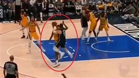 NBA／趕下班？守金童秒吞3犯畢業
NBA,達拉斯獨行俠,Luka Doncic,印第安納溜馬,T.J. Warren
翻攝自推特