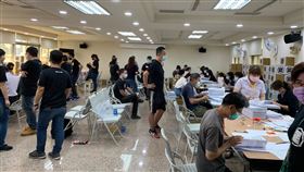 高市選委會逾40名人力點收連署書罷韓公民團體9日遞交40萬份連署書到高雄市選委會，選委會動用40餘名人力配合點交連署書。中央社記者王淑芬攝　109年3月9日