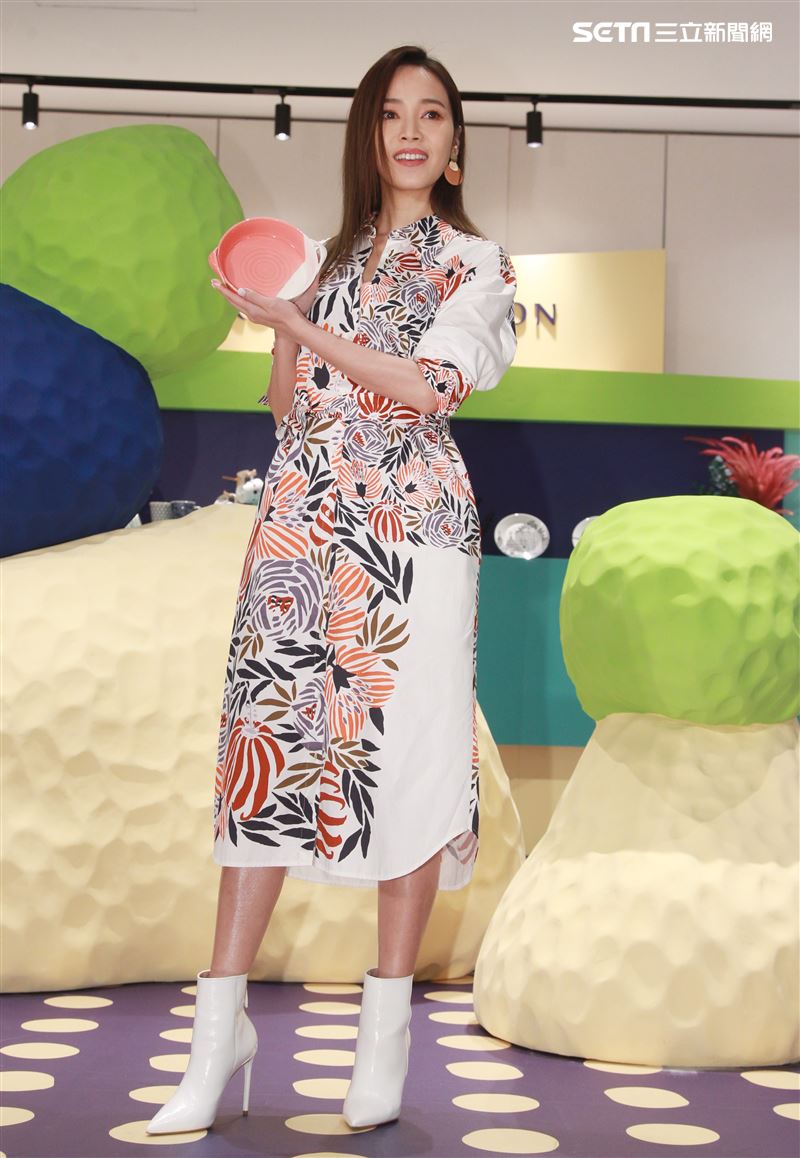侯佩岑出席餐瓷品牌快閃店記者會，坦言廚藝普通，但老公跟小孩都很捧場。。（記者邱榮吉/攝影）