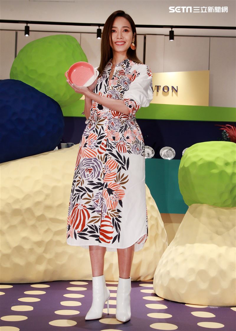 侯佩岑出席餐瓷品牌快閃店記者會，坦言廚藝普通，但老公跟小孩都很捧場。。（記者邱榮吉/攝影）