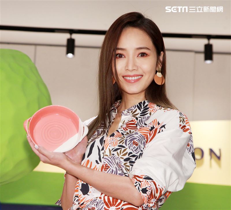 侯佩岑出席餐瓷品牌快閃店記者會，坦言廚藝普通，但老公跟小孩都很捧場。。（記者邱榮吉/攝影）