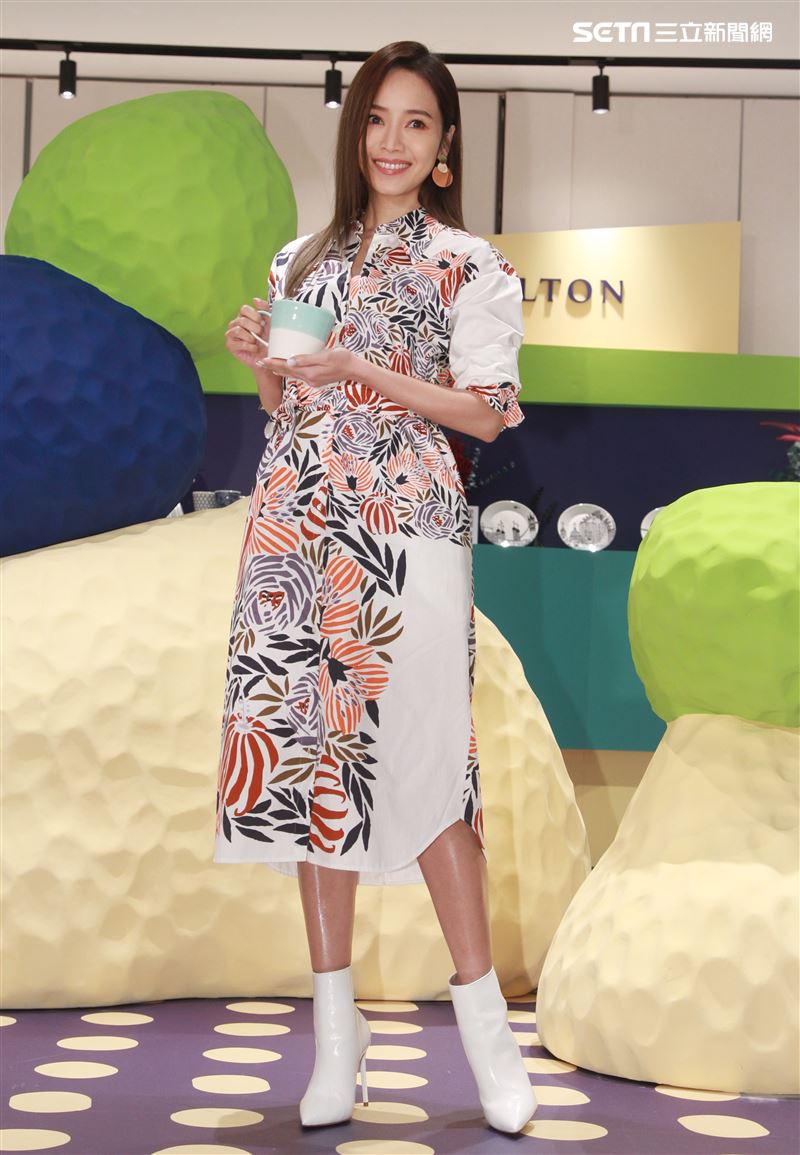 侯佩岑出席餐瓷品牌快閃店記者會，坦言廚藝普通，但老公跟小孩都很捧場。。（記者邱榮吉/攝影）