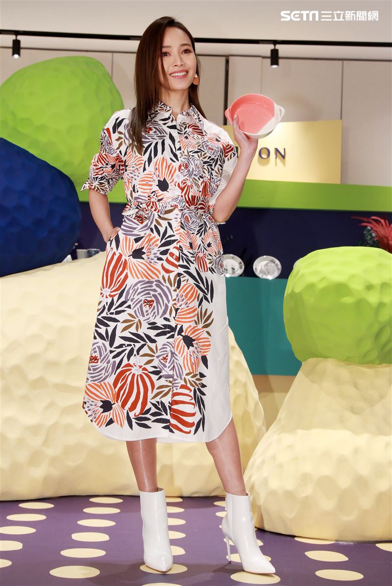侯佩岑出席餐瓷品牌快閃店記者會，坦言廚藝普通，但老公跟小孩都很捧場。。（記者邱榮吉/攝影）