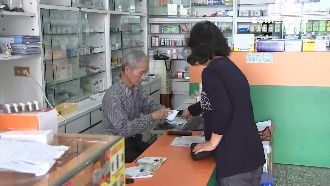 老藥師獨撐單人藥局　堅守崗位賣口罩