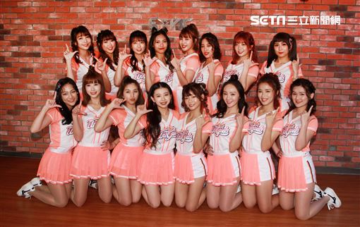 統一獅隊專屬啦啦隊「Uni-girls」春訓，16人士史上最多人的一屆。（記者邱榮吉/攝影）