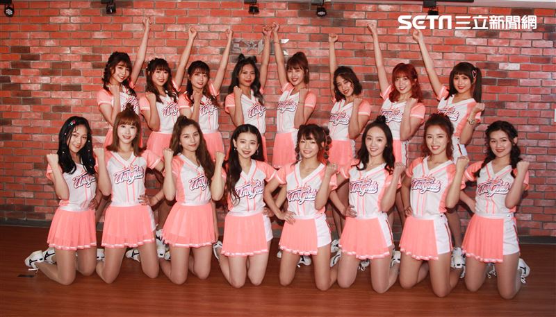 統一獅隊專屬啦啦隊「Uni-girls」春訓，16人士史上最多人的一屆。（記者邱榮吉/攝影）