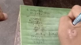 菲律賓,香蕉葉,筆記,數學,學生。(圖/翻攝自臉書)