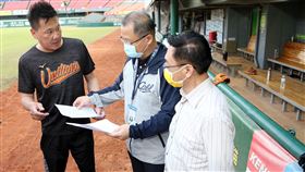吳志揚會長與陳宜民教授視察球迷進場狀況。（圖／中職提供）