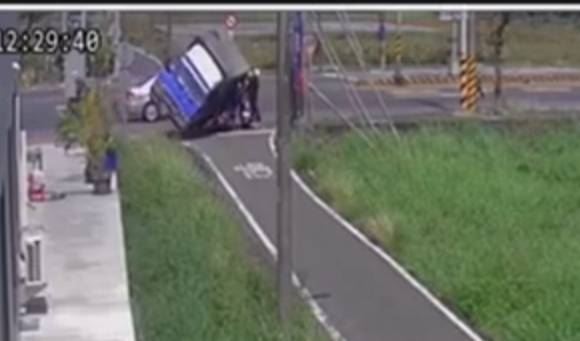 影／驚悚畫面曝光！貨車翻覆壓倒機車