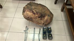 台東武陵山區盜林　警林森鐵三角逮山老鼠台東縣警察局關山分局建立跨單位的「警林森鐵三角」科技蒐證執法，8日發現武陵山區有可疑機車載運木頭下山，查獲剛被鋸切的牛樟樹瘤及工具。（台東縣警察局提供）中央社記者李先鳳傳真　109年3月9日