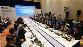 ▲武漢肺炎疫情未解，博鰲論壇主辦方9日晚間宣布2020年年會延後舉行。圖為2017年博鰲亞洲論壇兩岸企業家圓桌論壇。（圖／中央社）