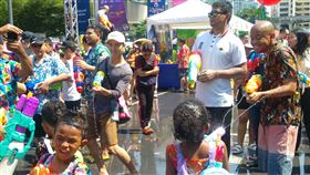 泰國潑水節熱鬧展開（2）泰國傳統新年「宋干節」又稱「潑水節」14日持續熱鬧展開，曼谷暹羅廣場上大小朋友們不分你我，一起開心潑水祈福過新年。中央社記者施宗暉攝　107年4月14日