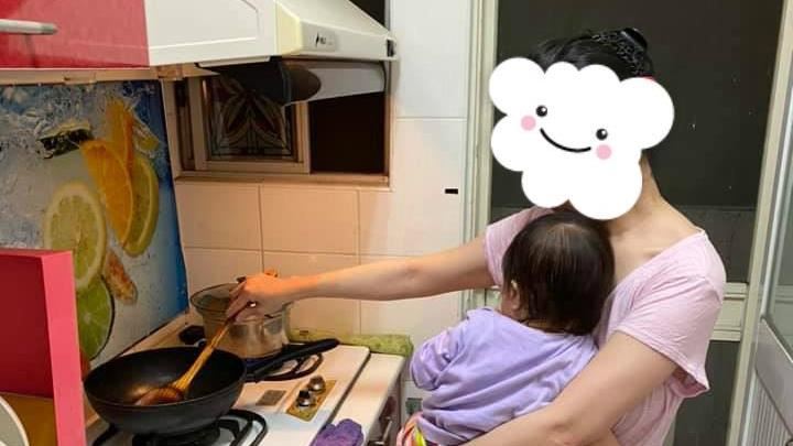 1歲女喊餓　炒菜媽高難度餵奶被讚爆