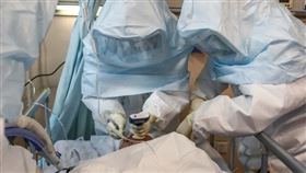 武漢肺炎,急救,插管（圖／翻攝自網易新聞）