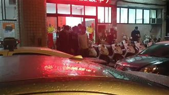 敬酒爆衝突　鬧事9人摔酒瓶掀桌被逮