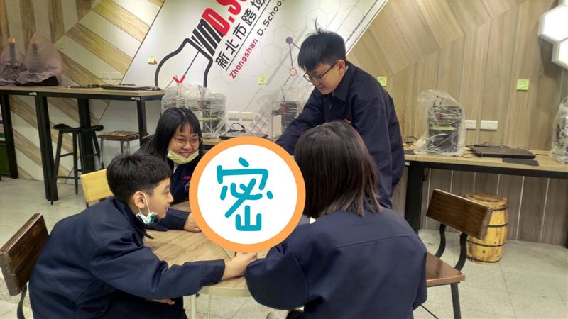 手機文具自動消毒　防疫神器學生驚呆