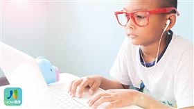 名家專用／NOW健康／眼科醫師陳逸川表示，現在的學童課業壓力重、使用3C產品頻繁，1年內增加上百度的近視度數是很常見的事。(勿用)