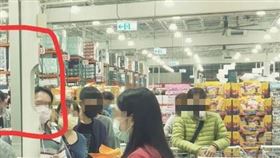 好市多結帳櫃檯前的神祕管子，功能曝光「真空吸錢用」。（圖／翻自「爆廢公社」）