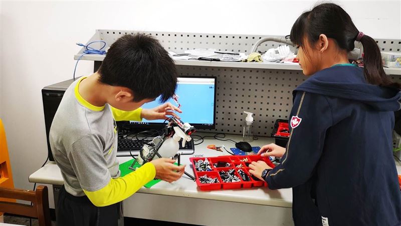 外媒也驚豔！台小學生自創消毒機器人