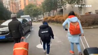 第2班包機起航　武漢台人搭車畫面曝