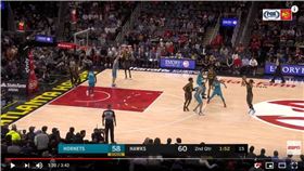 ▲楊恩（Trae Young）投進中場大號三分。（圖／翻攝自YouTube）