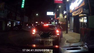 他將車停路邊　見「老婆跟人跑」傻眼