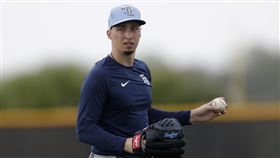 ▲史奈爾（Blake Snell）春訓第2場先發，0.1局4保送未挨1安吞敗。（圖／美聯社／達志影像）