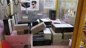 警方掃蕩選物販賣機仿冒商品（1）俗稱夾娃娃機的選物販賣機常充斥仿冒商品，警方去年12月起進行為期3個月的「大掃櫥專案」行動，查緝台中市、彰化縣與南投縣等中部夜市、商圈，共查獲26名涉案業者，並查扣1萬2000件仿冒商品。（翻攝照片）中央社記者蘇木春傳真　109年3月10日