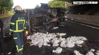 國3運鈔車翻覆　掉出4百萬硬幣