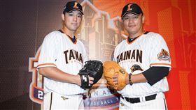 ▲統一獅隊潘威倫、林安可穿上全新假日版球衣。（圖／統一獅隊提供）