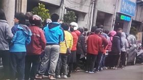 外配連跑兩家買嘸口罩　遭爆藥局「不會操作」刁難歧視（圖／翻攝畫面）