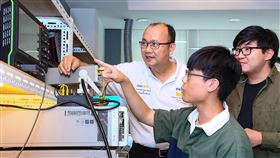 北科大教授賴炎生獲國家產學大師獎第2屆國家產學大師獎得主、台北科技大學教授賴炎生（左），長期投入變頻驅動器及高性能伺服馬達驅動器創新技術研發，協助國內工具機、機器人及電源進行產業輔導，及馬達驅動、電源等面向的產學合作研發，解決許多實務界的問題。（教育部提供）中央社記者陳至中傳真　109年3月10日