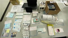 北市警方偵查外幣買賣詐騙案，並查扣綑鈔機、綑鈔紙條、綑鈔麻繩、偽造銀行提款單及日期戳章等證物。（圖／翻攝畫面）
