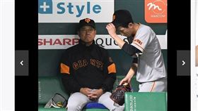 ▲讀賣巨人新人投手戶鄉翔征退場後，與監督原辰德脫帽。（圖／截自日本媒體）