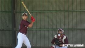 ▲首爾培育證券英雄外野手李政厚高雄春訓看球。（圖／記者蕭保祥攝影）