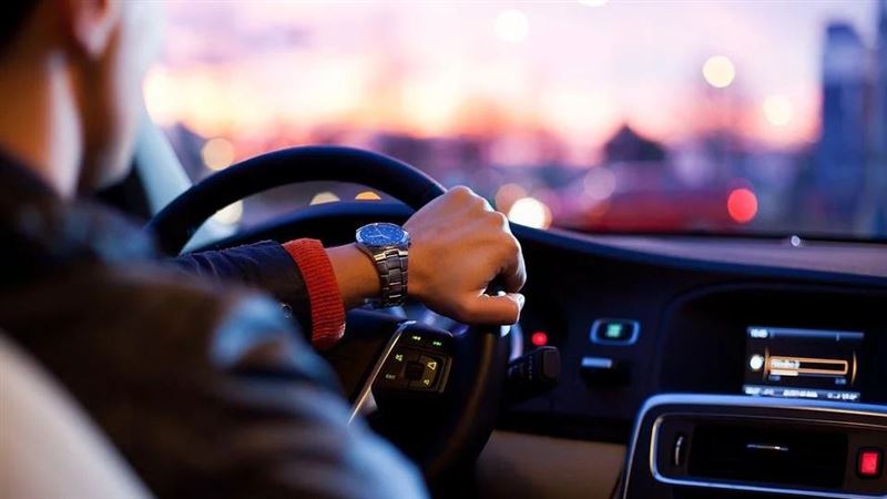「車子不高級」班花拒搭　網罵：很X